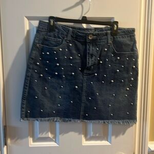 Back pockets pearls scattered on front with fringed hemline